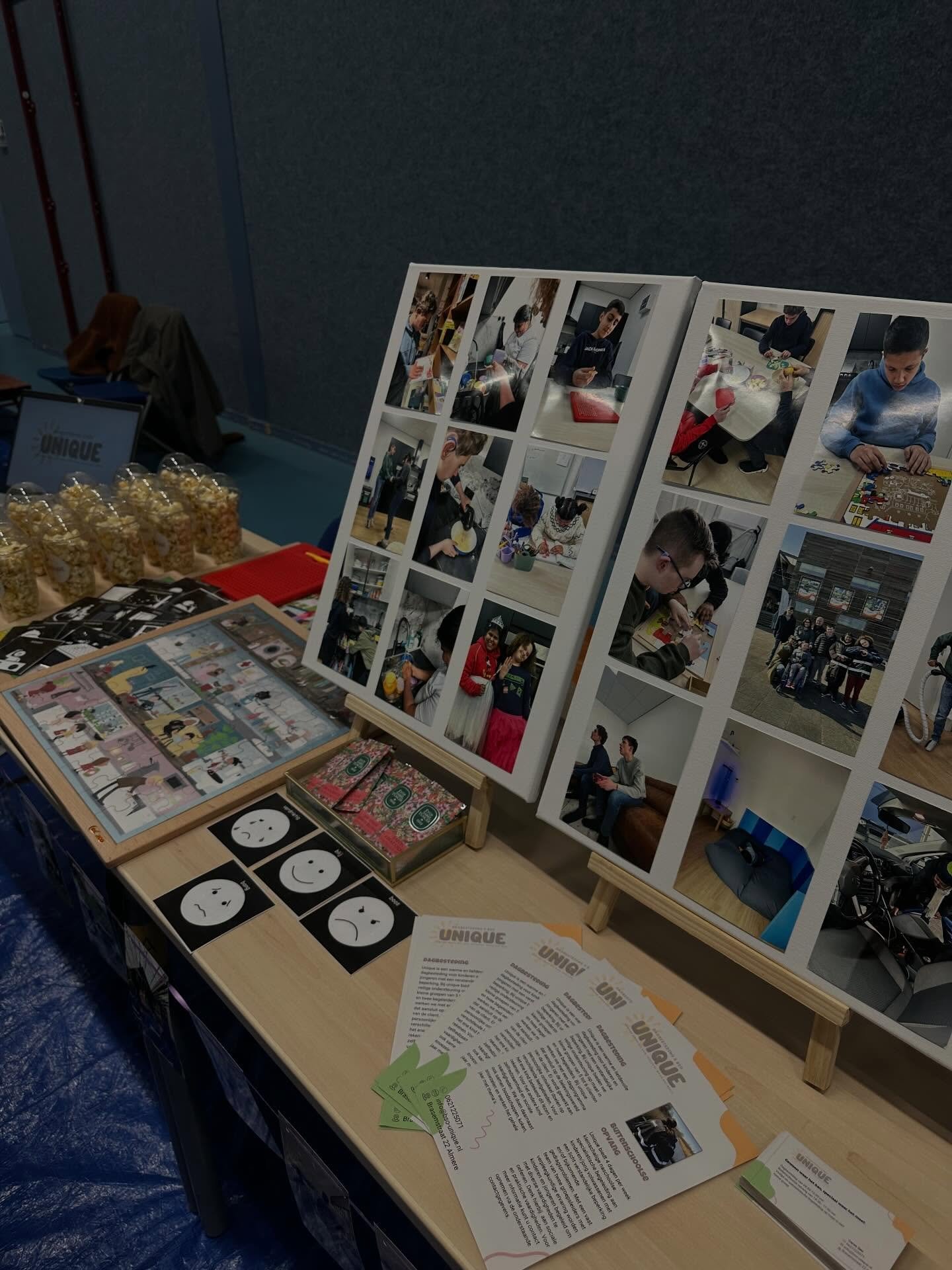 Fotoborden met activiteiten van deelnemers, zoals koken, puzzelen en samen op pad.